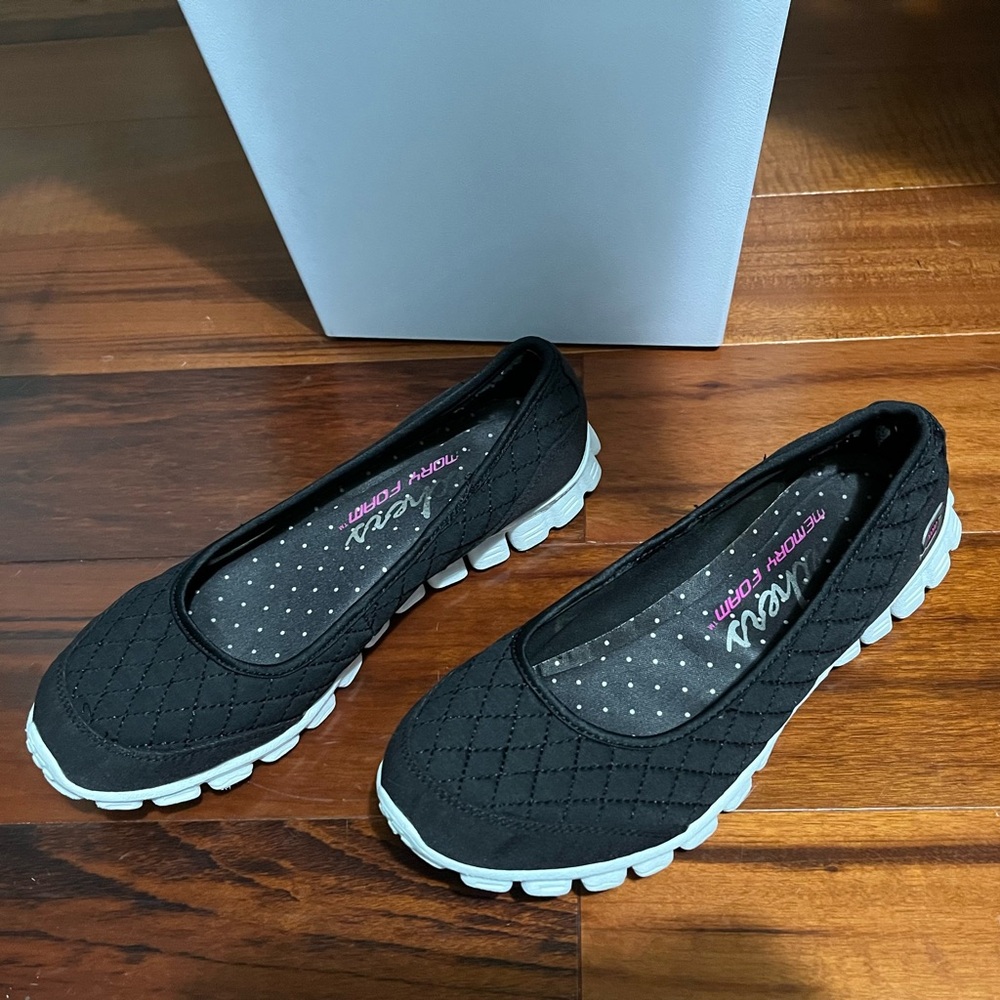 Skechers Memory Foam Black White Sole Flat Quilted Shoes Size 8